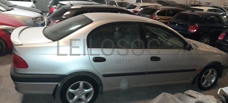 Toyota Avensis 1.6 · Ano 1998