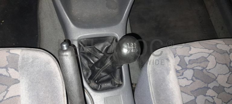 Toyota Avensis 1.6 · Ano 1998