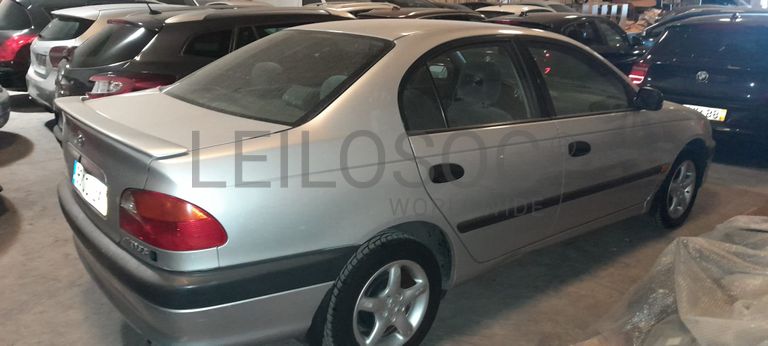 Toyota Avensis 1.6 · Ano 1998