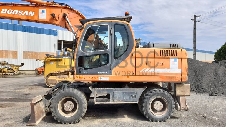 Escavadora de pneus Dossan DX190