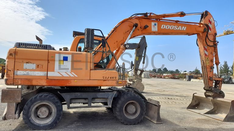 Escavadora de pneus Dossan DX190