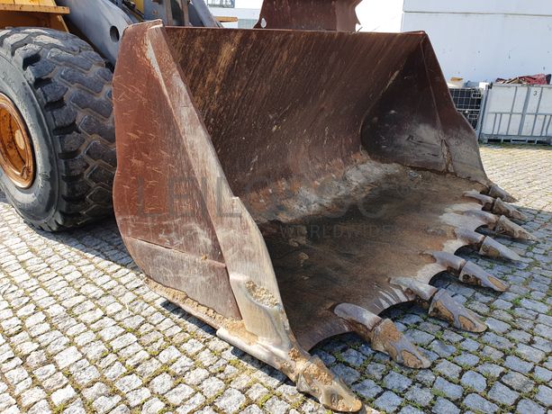 Pá Carregadora Volvo L 180 E · Ano 2004