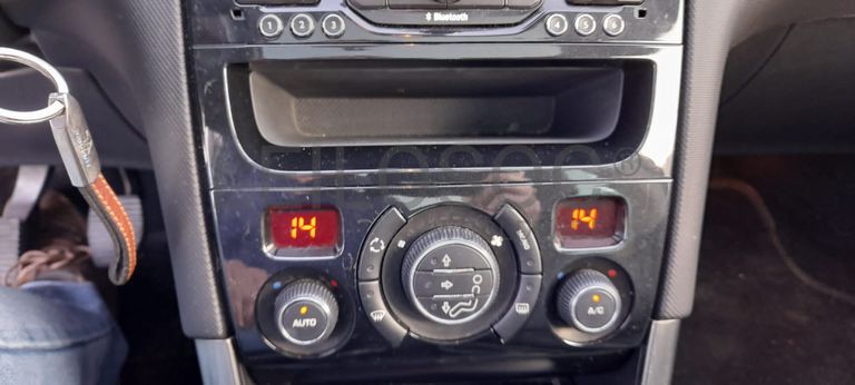 Peugeot 308 1.6 HDI · Ano 2013