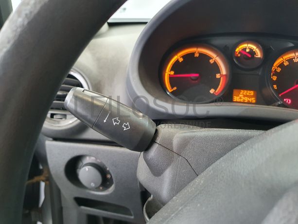 Opel Corsa 1.3 CDTI · Ano 2007