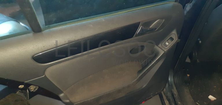 Volkswagen Golf 1.6 TDI · Ano 2010