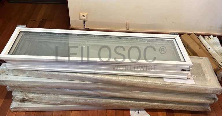 Chaises, canapés et encadrements de fenêtres (salle 5)