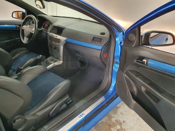 Opel Astra GTC · Ano 2010