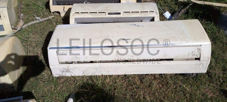 Climatiseurs, chaises, chevalets, tableaux (Garden)