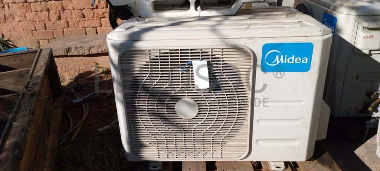 Climatiseurs, chaises, chevalets, tableaux (Garden)