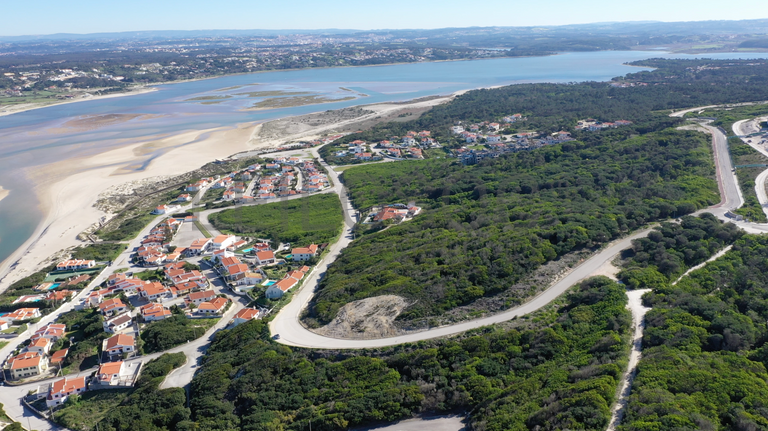 Terreno Urbano com 27,030 m² · Óbidos