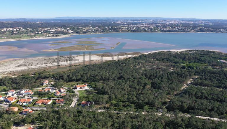 Terreno Urbano com 27,030 m² · Óbidos