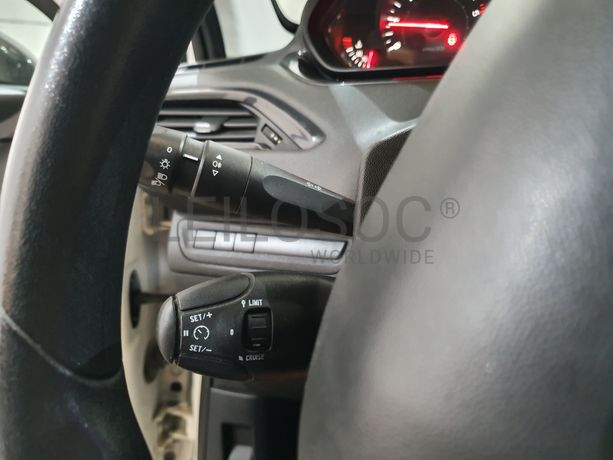 Peugeot 208 · Ano 2013