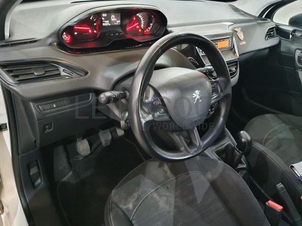 Peugeot 208 · Ano 2013