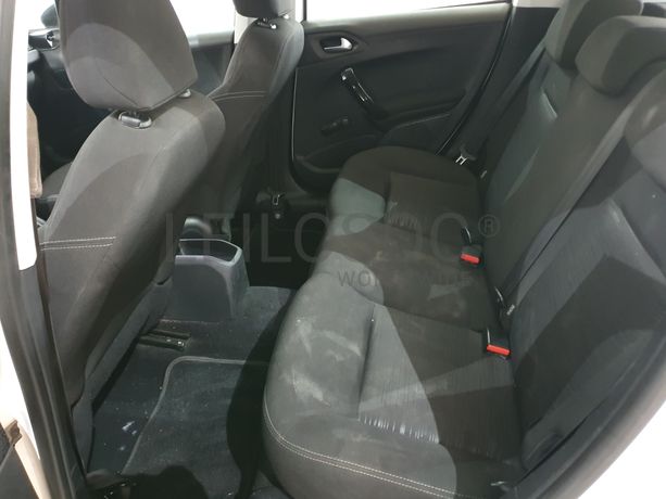 Peugeot 208 · Ano 2013