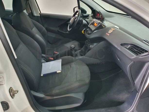 Peugeot 208 · Ano 2013