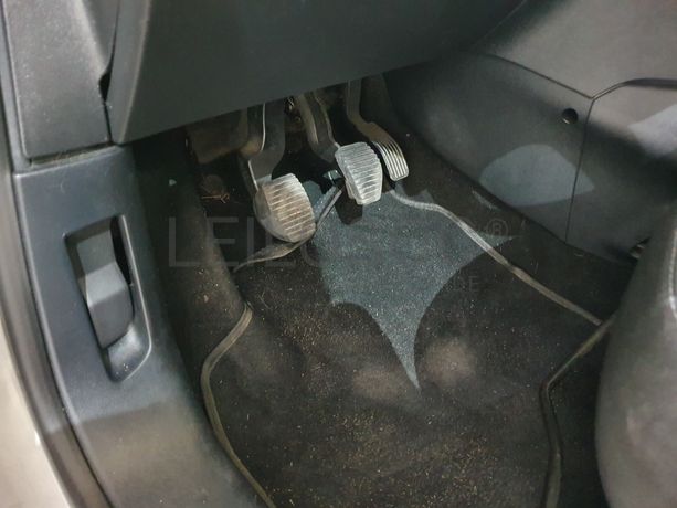 Peugeot 208 · Ano 2013