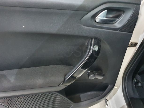 Peugeot 208 · Ano 2013