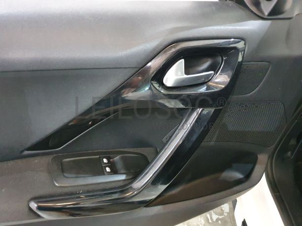 Peugeot 208 · Ano 2013