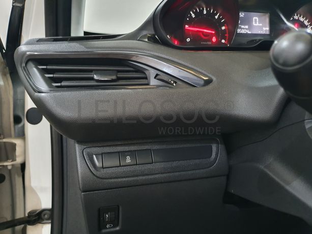 Peugeot 208 · Ano 2013
