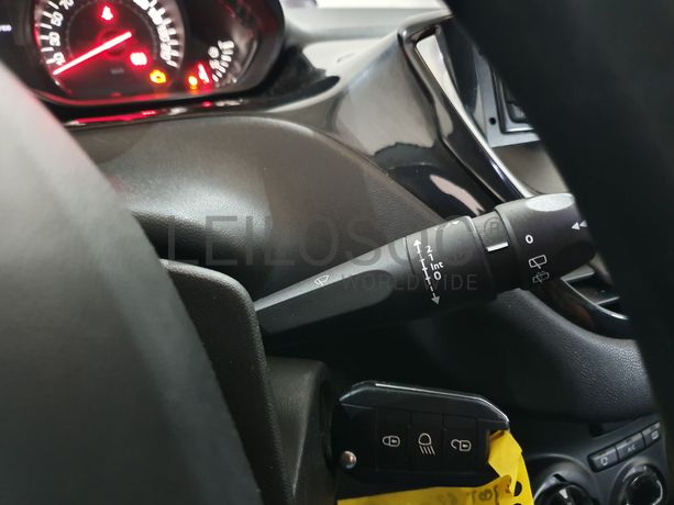 Peugeot 208 · Ano 2013