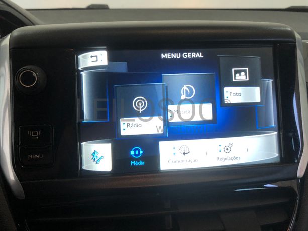 Peugeot 208 · Ano 2013