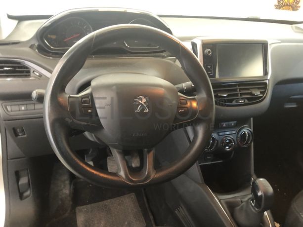 Peugeot 208 · Ano 2013