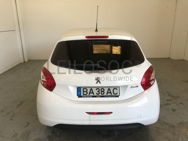 Peugeot 208 · Ano 2013