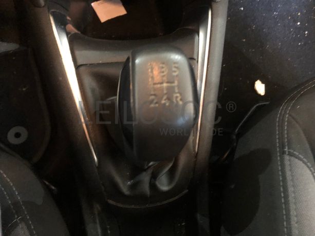 Peugeot 208 · Ano 2013