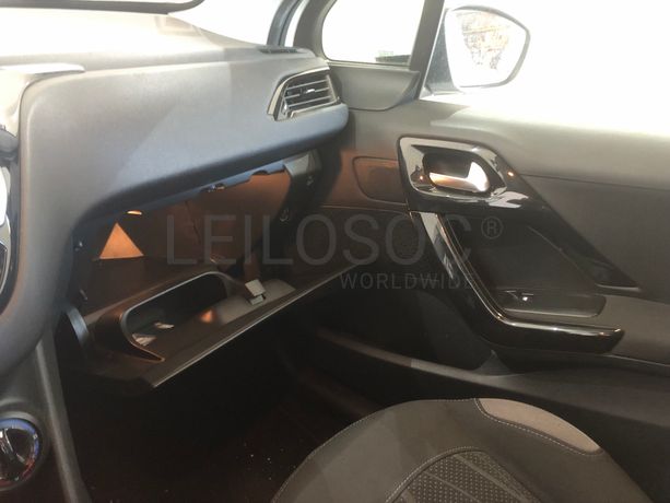 Peugeot 208 · Ano 2013