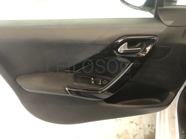 Peugeot 208 · Ano 2013