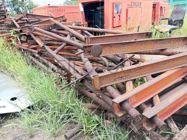 Peças metálicas triangulares