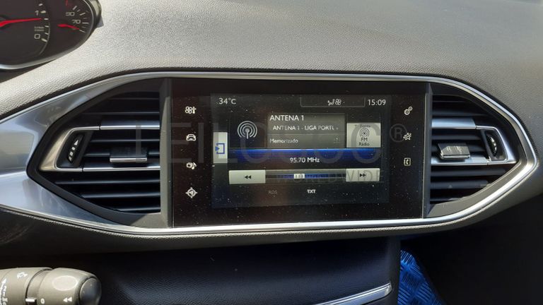 Peugeot 308 · Ano 2015