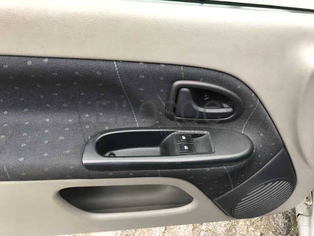 Renault Clio 1.2 · Ano 2001