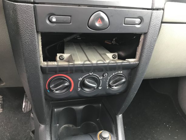 Renault Clio 1.2 · Ano 2001