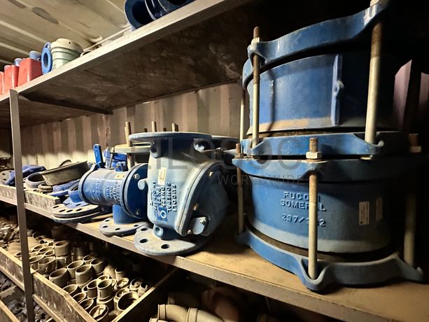 Contentor marítimo com stock de materiais de canalização