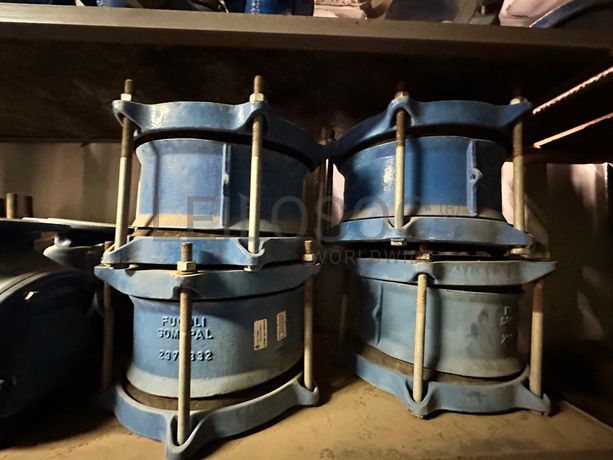 Contentor marítimo com stock de materiais de canalização