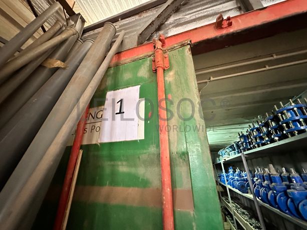 Contentor marítimo com stock de materiais de canalização