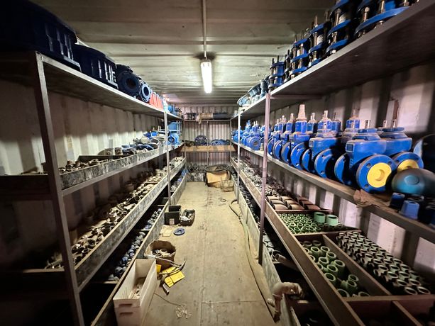 Contentor marítimo com stock de materiais de canalização