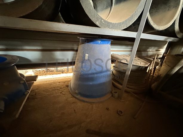 Contentor marítimo com stock de materiais de canalização