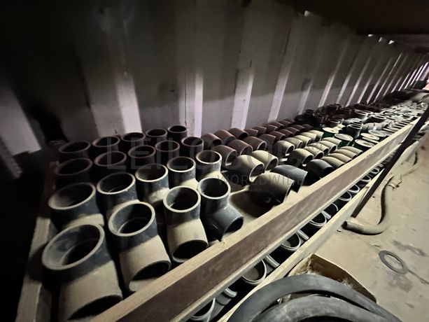 Contentor marítimo com stock de materiais de canalização