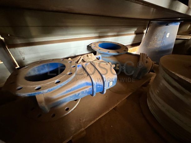 Contentor marítimo com stock de materiais de canalização