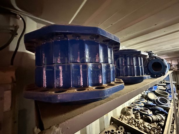 Contentor marítimo com stock de materiais de canalização