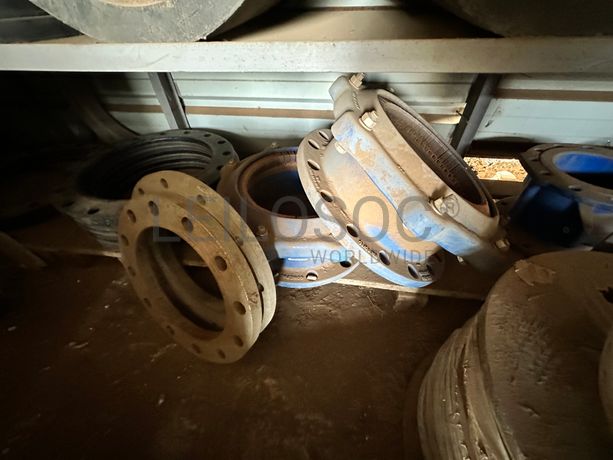 Contentor marítimo com stock de materiais de canalização