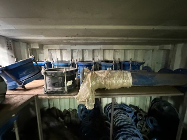 Contentor marítimo com stock de materiais de canalização