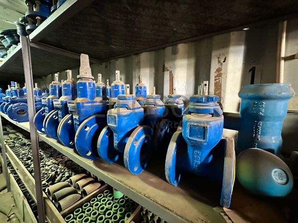 Contentor marítimo com stock de materiais de canalização