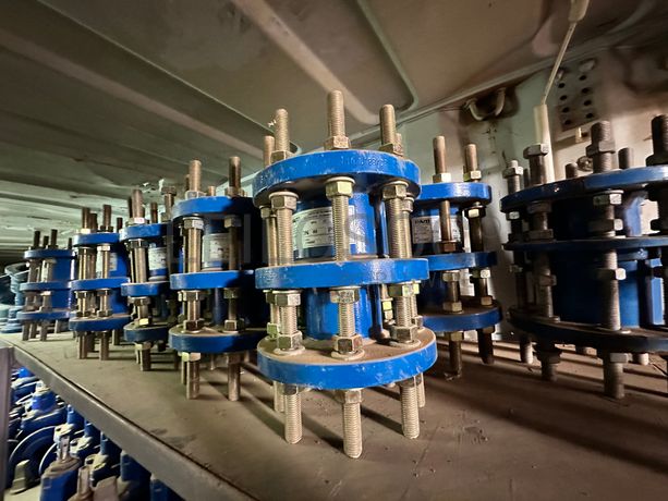 Contentor marítimo com stock de materiais de canalização