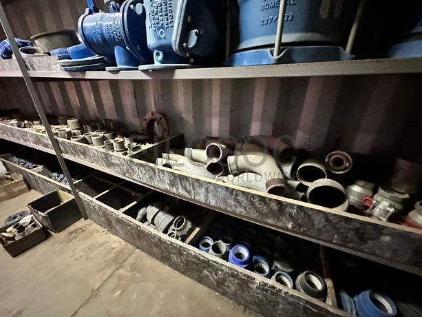 Contentor marítimo com stock de materiais de canalização