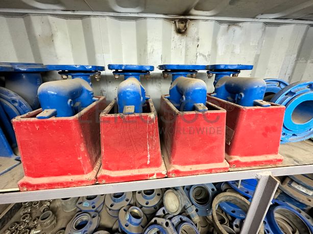 Contentor marítimo com stock de materiais de canalização