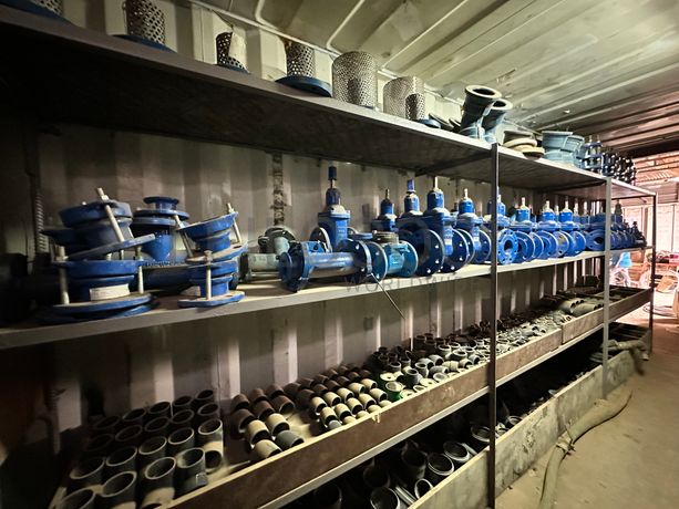 Contentor marítimo com stock de materiais de canalização