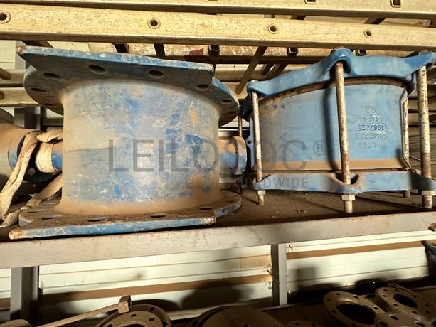 Contentor marítimo com stock de materiais de canalização